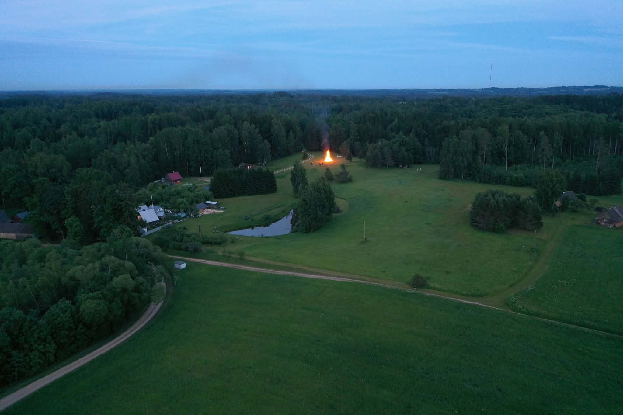 Pedastiku droonifoto — Jaaniöö 2026, autor Jürgen Puistaja